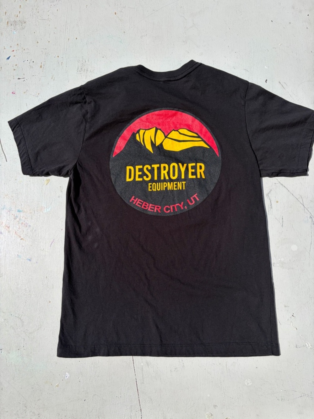Men's Destroyer Equipment T-Shirt Black Spell-Out M Outdoor Snow Skate Bike UT‎
